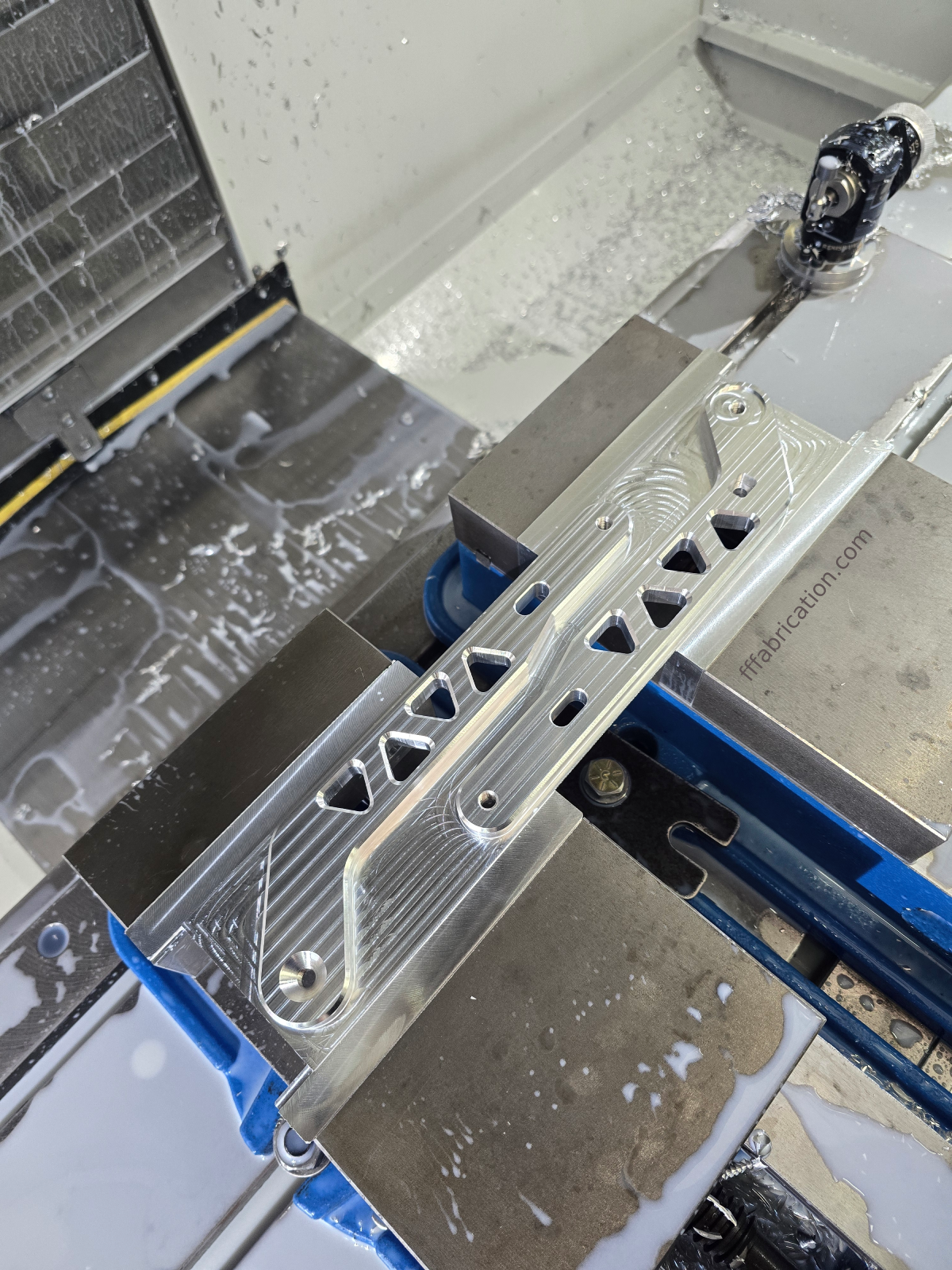 Metalworking machine with a metal component on a workshop table